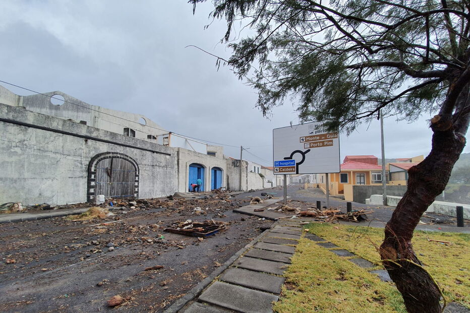 Furacão Lorenzo destrói casas no Faial