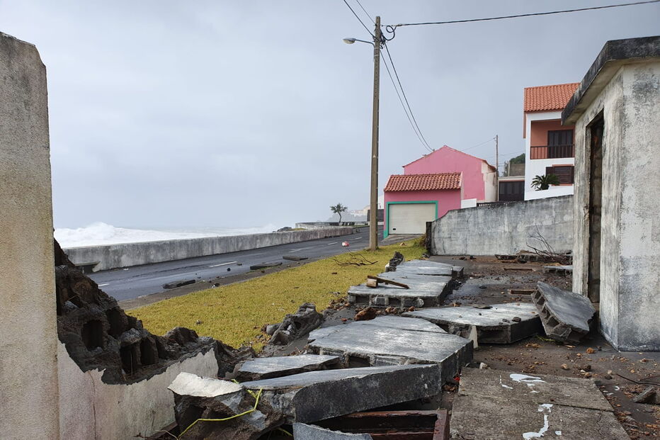 Furacão Lorenzo destrói casas no Faial