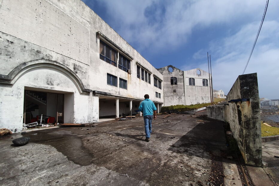 Furacão Lorenzo destrói casas no Faial