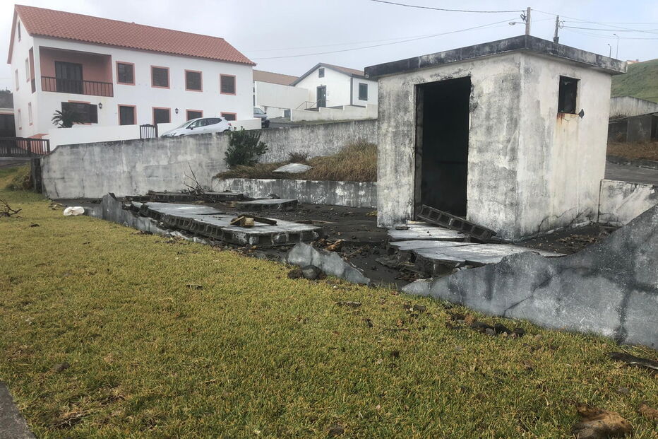 Furacão Lorenzo destrói casas no Faial