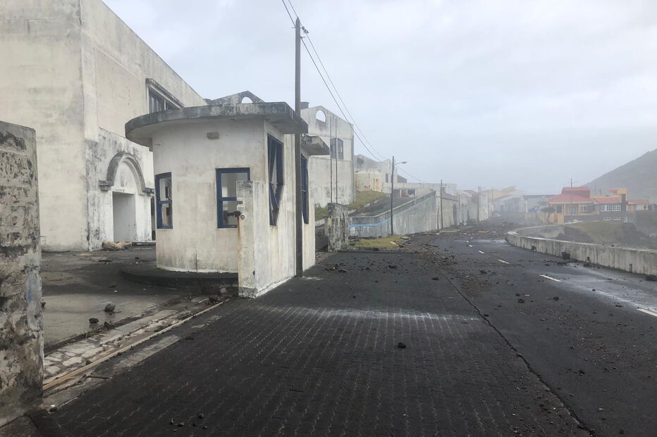 Furacão Lorenzo destrói casas no Faial