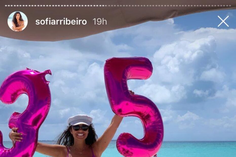 Sofia Ribeiro com balões alusivos ao 35º aniversário