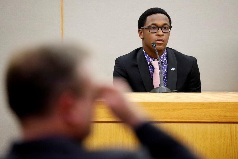 Homem abraça polícia que matou o irmão: 