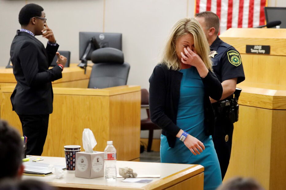 Homem abraça polícia que matou o irmão: 