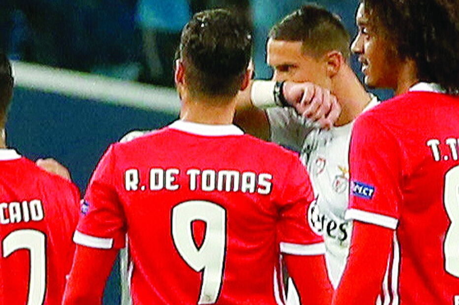 Raul De Tomas optou por ter RDT na camisola, mas a UEFA obrigou-o a mudar e até deu sorte
