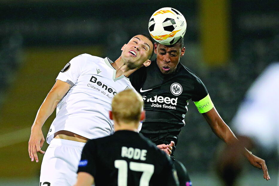 Léo Bonatini luta pela posse de bola com o capitão do Eintracht Frankfurt, Gelson, perante o olhar de Rode 