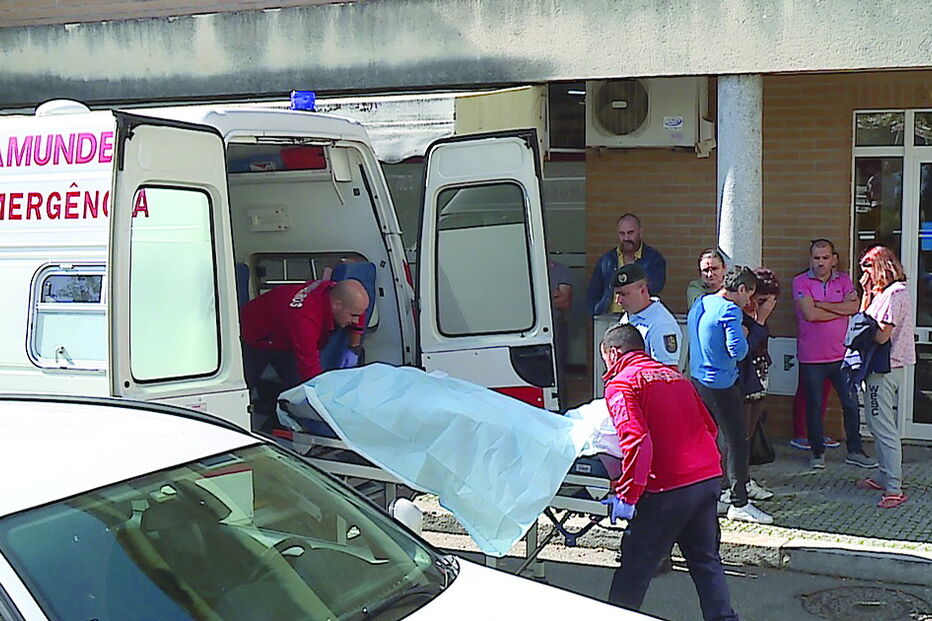 Corpo da vítima mortal foi retirado do local do crime pelos bombeiros de Freamunde já ao final da manhã