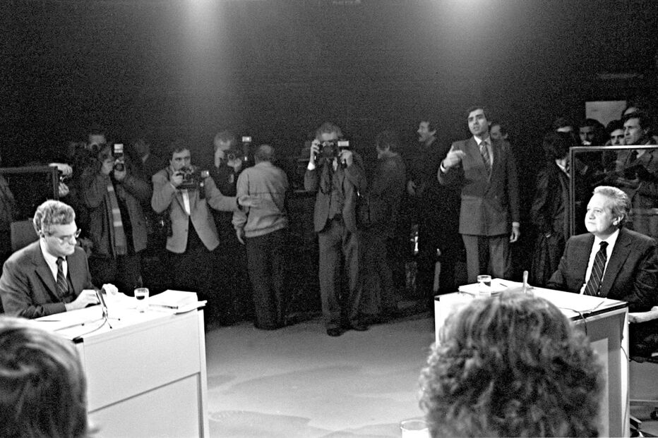 Depois de ter ficado em primeiro lugar na primeira volta das presidenciais de 1986 com 46,3% dos votos, contra os 25,4% de Mário Soares, Freitas perdeu a segunda volta para Soares  por 138 692 votos. Aqui o debate da segunda volta na RTP, que foi moderado por Margarida Marante e Miguel Sousa Tavares  