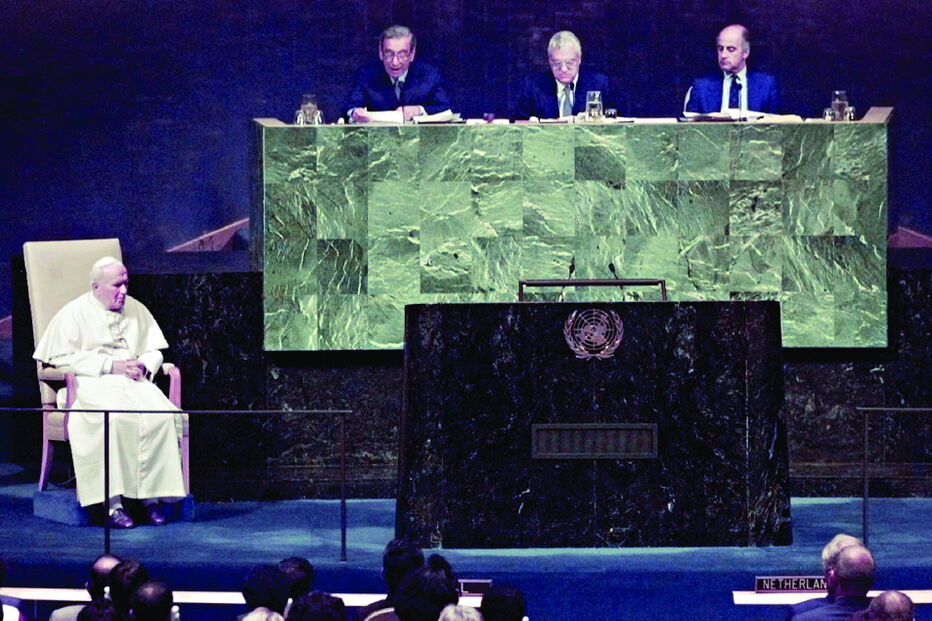 Como presidente da ONU a receber o Papa João Paulo II. Nos bastidores Freitas amparou o Papa que quase desmaiou 