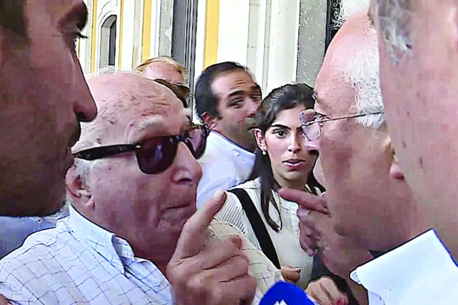 Momentos de tensão entre um popular e o primeiro-ministro e líder do Partido Socialista, António Costa. O incidente ocorreu no Terreiro do Paço, em Lisboa. António Costa não gostou do que ouviu  e respondeu à acusação do homem em tom irritado. Quando a conversa azedou, os seguranças do chefe do Governo impediram que houvesse outras consequências. Um fim de campanha agitado   