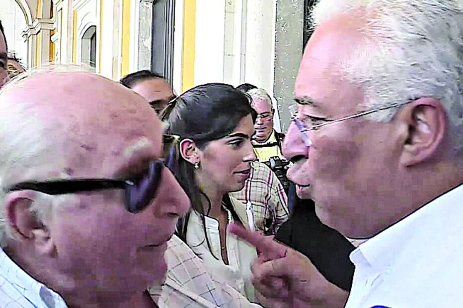 Momentos de tensão entre um popular e o primeiro-ministro e líder do Partido Socialista, António Costa. O incidente ocorreu no Terreiro do Paço, em Lisboa. António Costa não gostou do que ouviu e respondeu à acusação do homem em tom irritado. Quando a conversa azedou, os seguranças do chefe do Governo impediram que houvesse outras consequências. Um fim de campanha agitado   