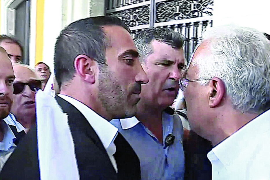 Momentos de tensão entre um popular e o primeiro-ministro e líder do Partido Socialista, António Costa. O incidente ocorreu no Terreiro do Paço, em Lisboa. António Costa não gostou do que ouviu e respondeu à acusação do homem em tom irritado. Quando a conversa azedou, os seguranças do chefe do Governo impediram que houvesse outras consequências. Um fim de campanha agitado   
