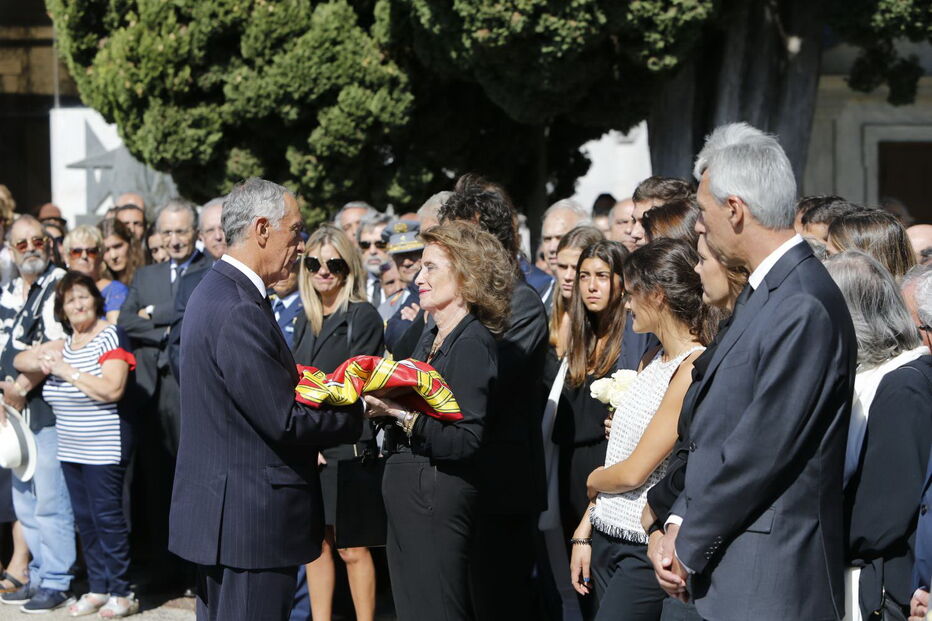 Marcelo Rebelo de Sousa entregou a bandeira de Portugal à mulher de Freitas do Amaral no fim das cerimónias fúnebres