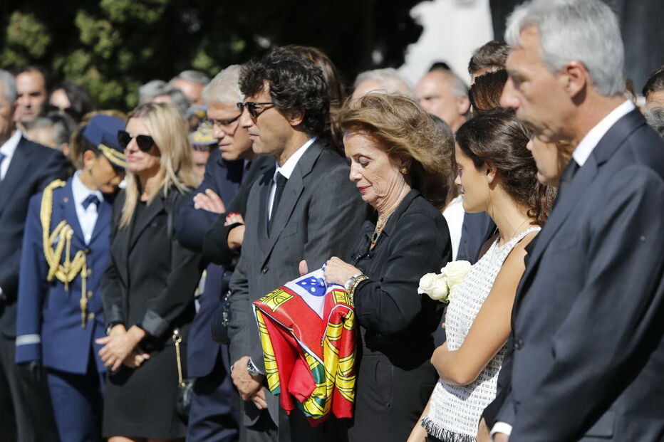 Marcelo Rebelo de Sousa entregou a bandeira de Portugal à mulher de Freitas do Amaral no fim das cerimónias fúnebres	