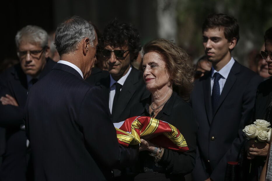 Marcelo Rebelo de Sousa entregou a bandeira de Portugal à mulher de Freitas do Amaral no fim das cerimónias fúnebres	
