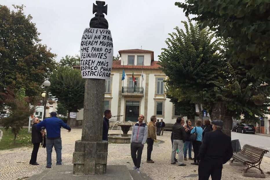 Populares manifestam-se contra abate das tílias da discórdia de Vila Nova de Paiva