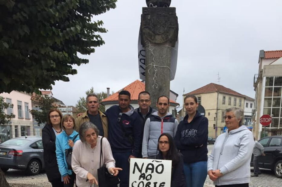 Populares manifestam-se contra abate das tílias da discórdia de Vila Nova de Paiva