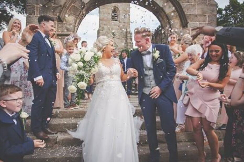 Noiva cola cinzas do pai em unhas falsas para que ele a possa acompanhar no altar