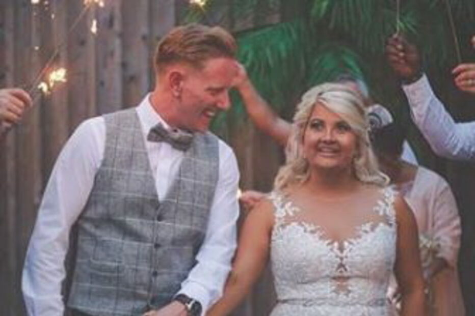 Noiva cola cinzas do pai em unhas falsas para que ele a possa acompanhar no altar