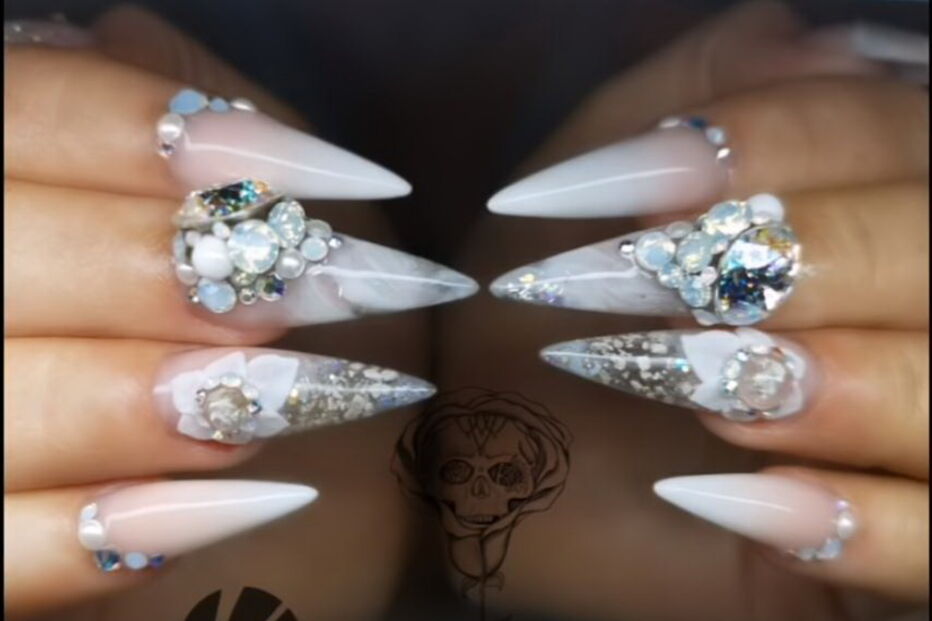 Noiva cola cinzas do pai em unhas falsas para que ele a possa acompanhar no altar