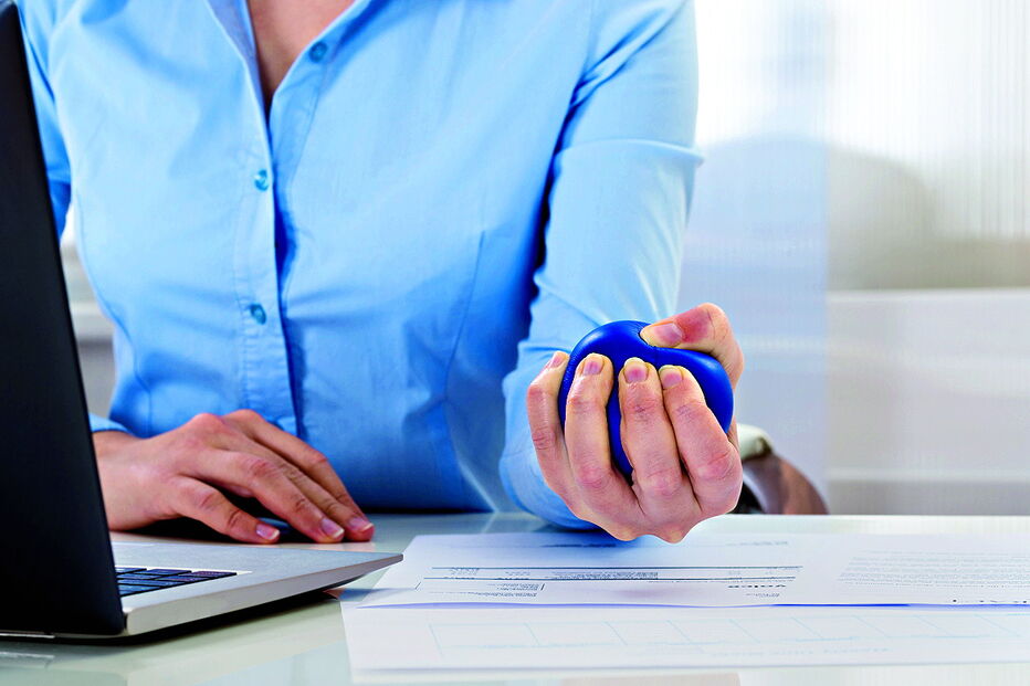 Apertar uma bola pequena na mão é um dos exercícios que ajudam a manter a flexibilidade e a função das articulações 