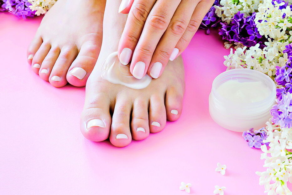 Hidrate bem a pele, diariamente, com creme, para que esta não fique seca e também para que não surjam úlceras nos dedos 