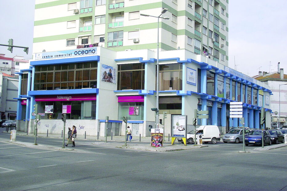 Ataque violento ocorreu sexta-feira à noite quando vítima levantava dinheiro no banco do Centro Comercial Oceano 