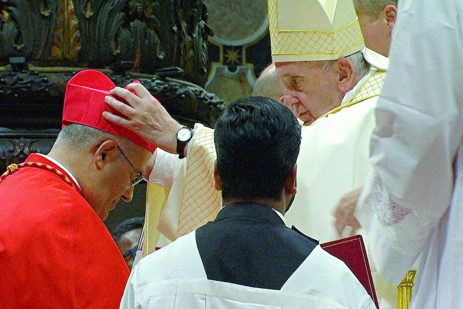 Papa Francisco coloca o barrete cardinalício em D. Tolentino. O barrete simboliza a prontidão para agir com coragem, até com derramamento de sangue para a defesa da fé cristã. Recebeu também o anel e a bula, símbolos que distinguem um cardeal  