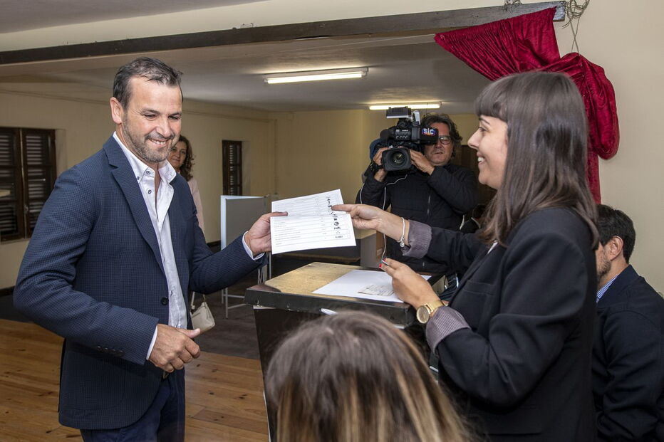 Presidente do partido RIR, Vitorino Silva (Tino de Rans), exerce o seu direito de voto em Penafiel