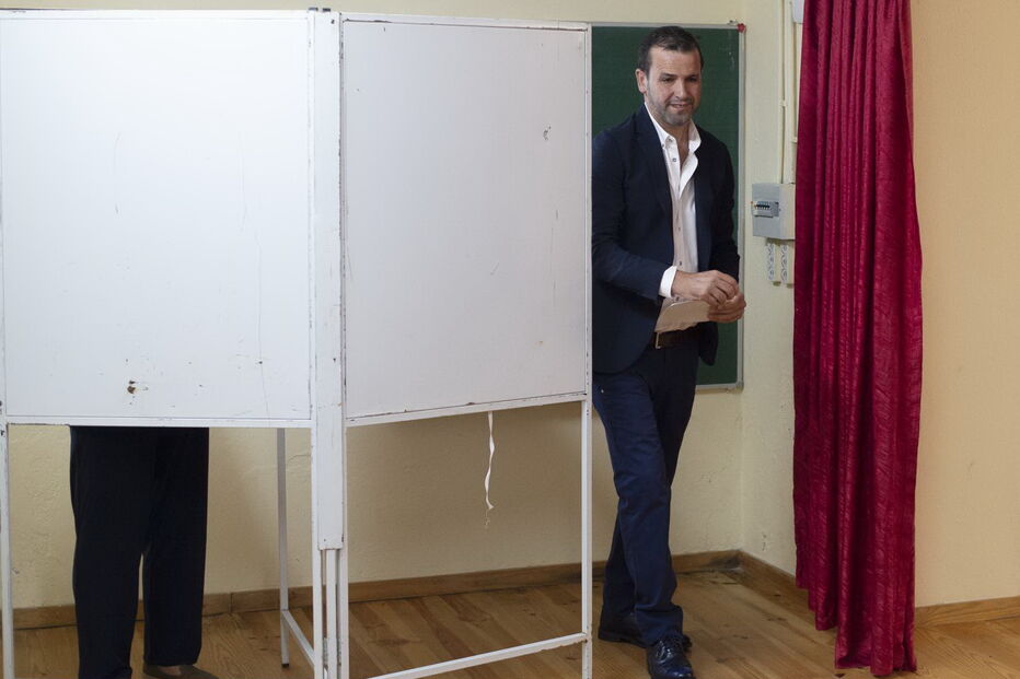 Presidente do partido RIR, Vitorino Silva (Tino de Rans), exerce o seu direito de voto em Penafiel