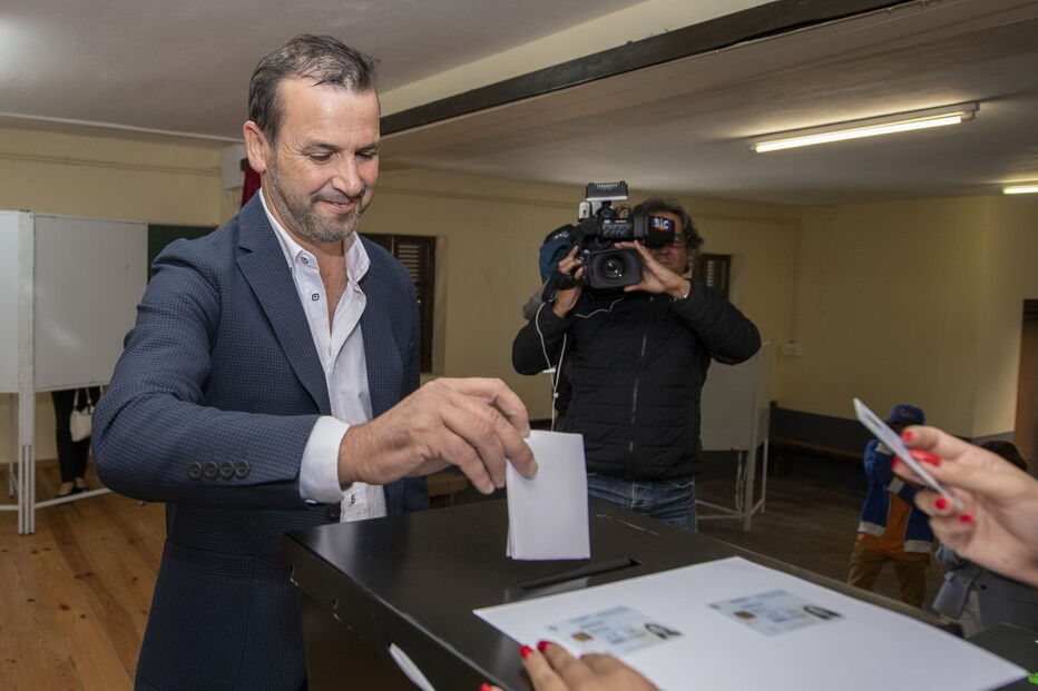 Presidente do partido RIR, Vitorino Silva (Tino de Rans), exerce o seu direito de voto em Penafiel
