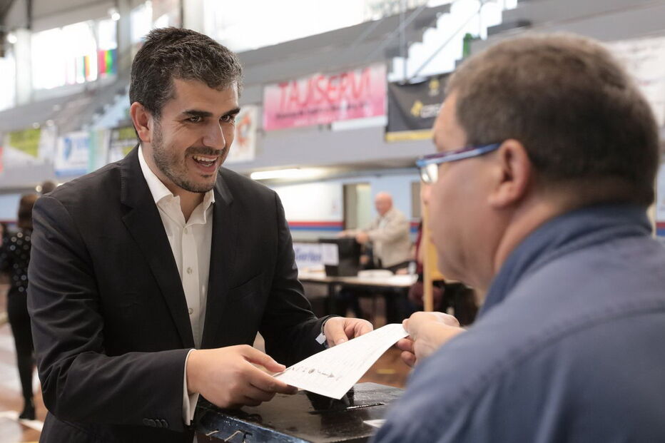 Líder do partido Iniciativa Liberal, Carlos Guimarães Pinto , exerce o seu direito de voto no Pavilhão Municipal de Gulpilhares, em Vila Nova de Gaia