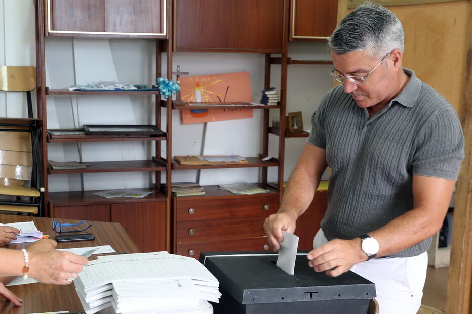 Presidente do partido Juntos Pelo Povo (JPP) , Filipe Sousa, exerce o seu direito de voto em Santa Cruz, Madeira