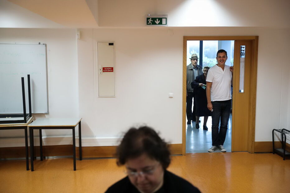 Porta-voz do PAN, André Silva, momentos antes de exercer o seu direito de voto na escola Secundária António Damásio, nos Olivais