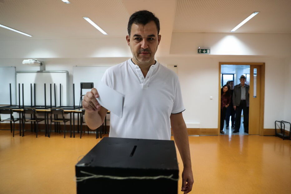 Porta-voz do PAN, André Silva, vota na escola Secundária António Damásio, nos Olivais