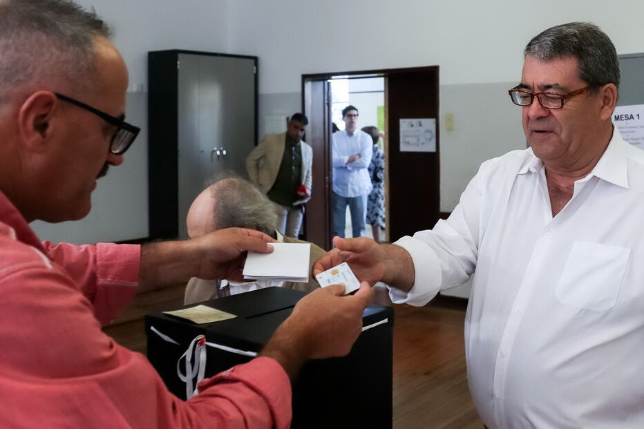 Presidente do PDR, António Marinho e Pinto, vota na Escola Secundária José Falcão, em Coimbra 
