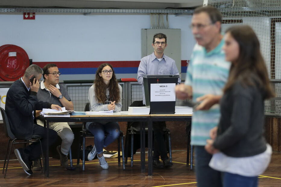 Eleitores exercem o direito ao voto nas Legislativas
