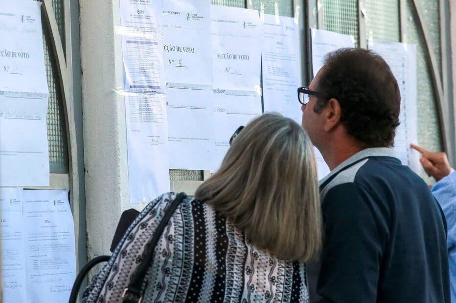 Eleitores exercem o direito ao voto nas Legislativas