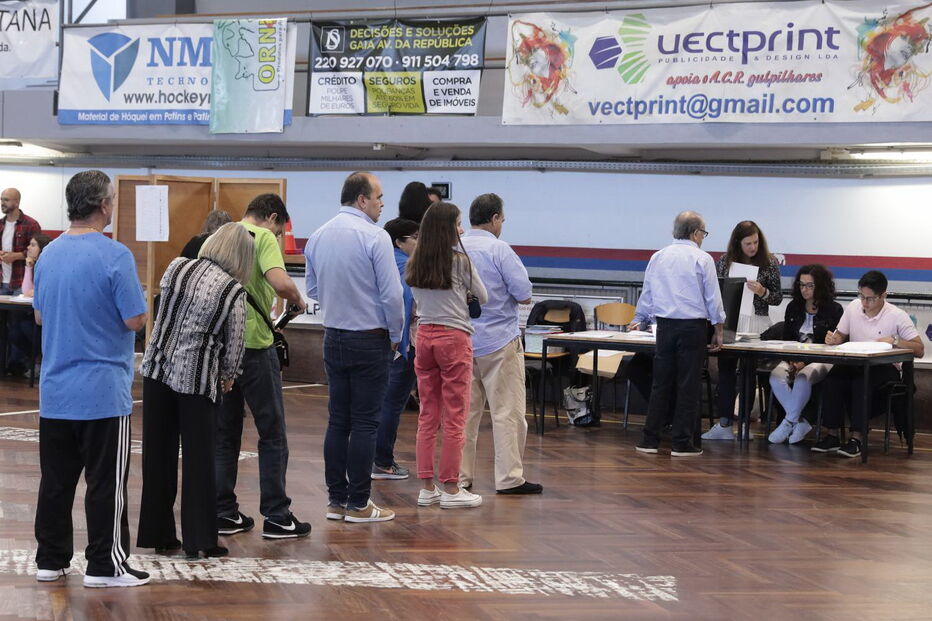 Eleitores exercem o direito ao voto nas Legislativas