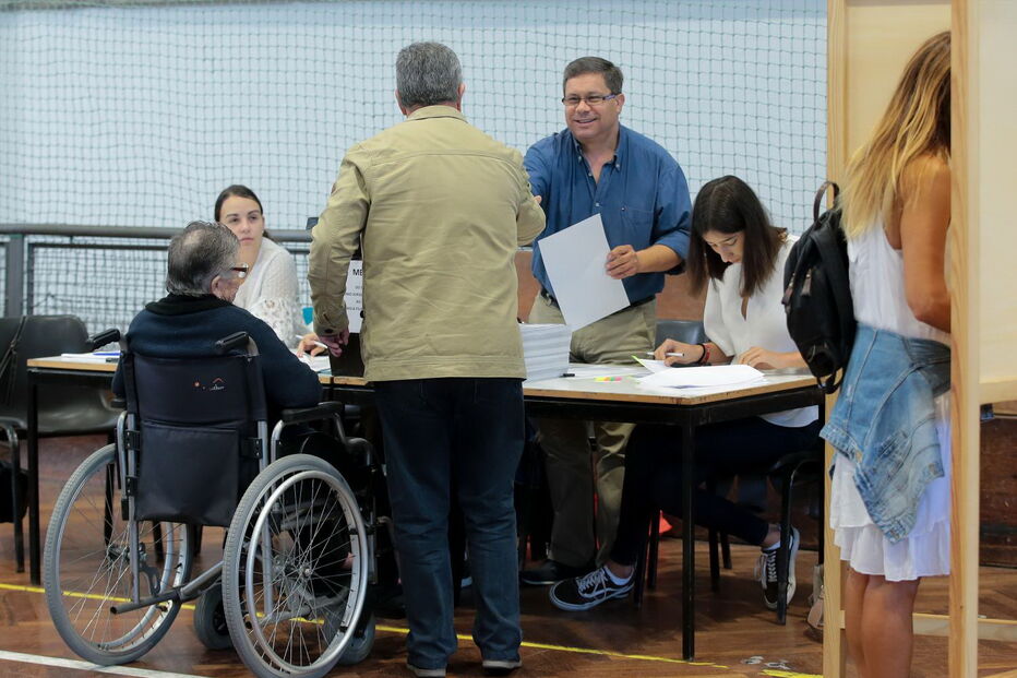 Eleitores exercem o direito ao voto nas Legislativas