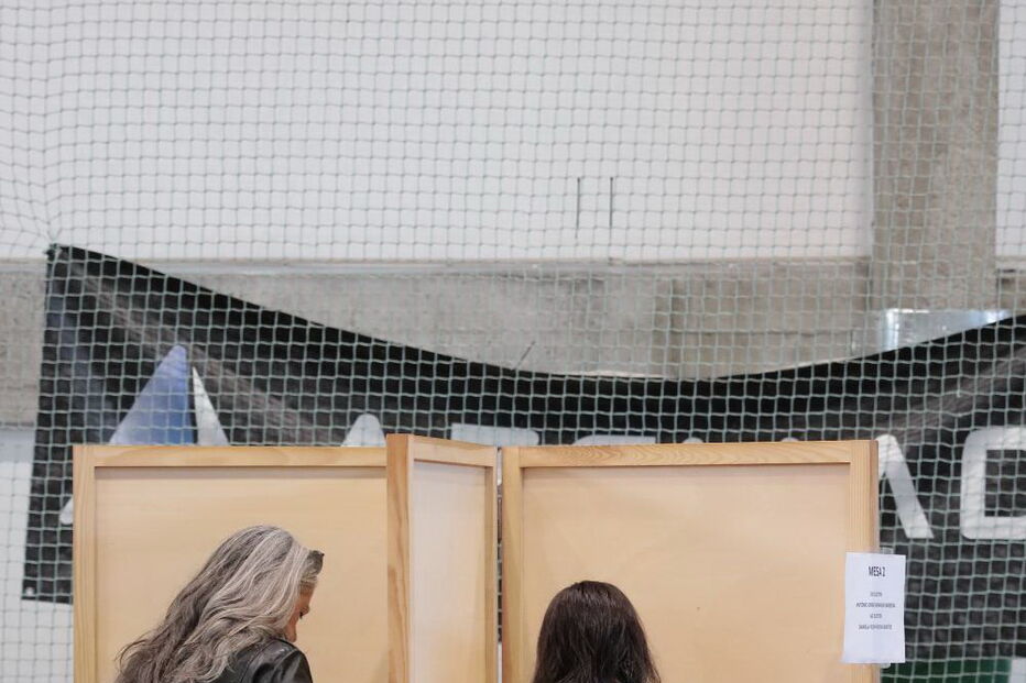 Eleitores exercem o direito ao voto nas Legislativas