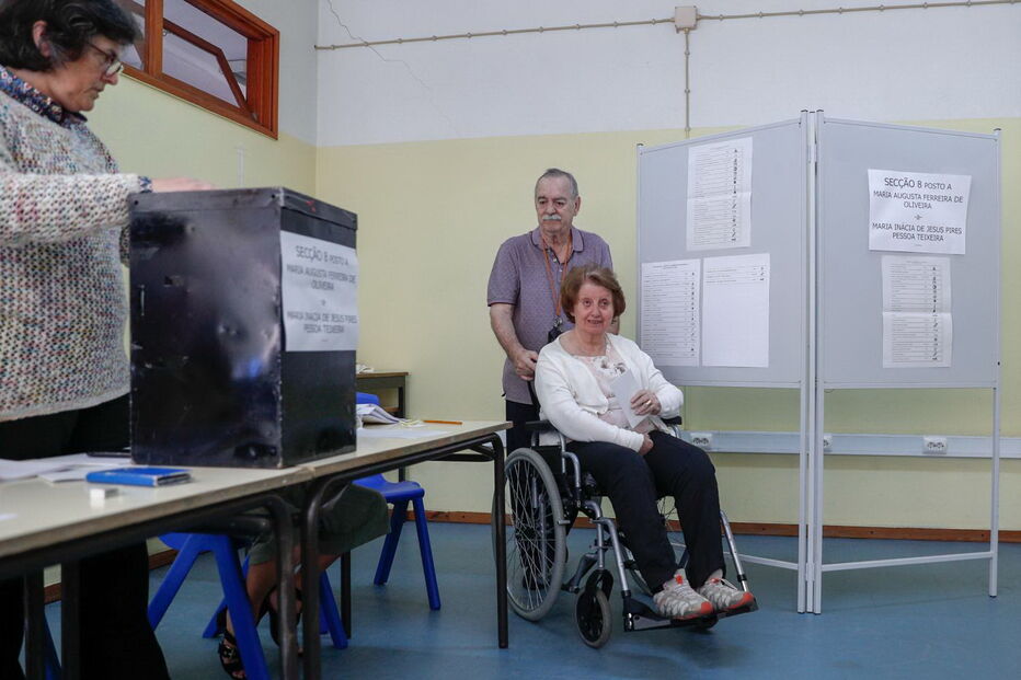 Eleitores exercem o direito ao voto nas Legislativas