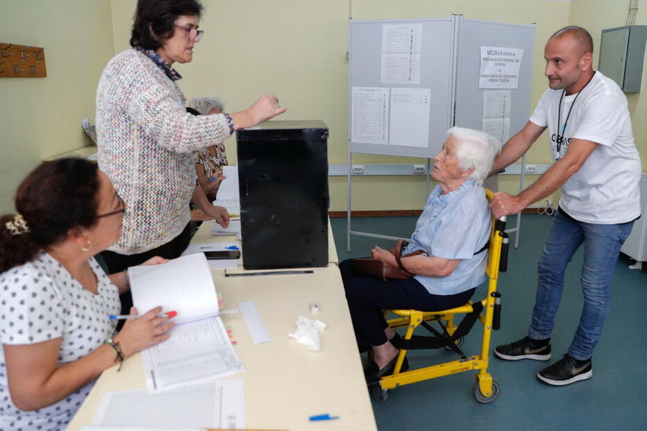 Eleitores exercem o direito ao voto nas Legislativas