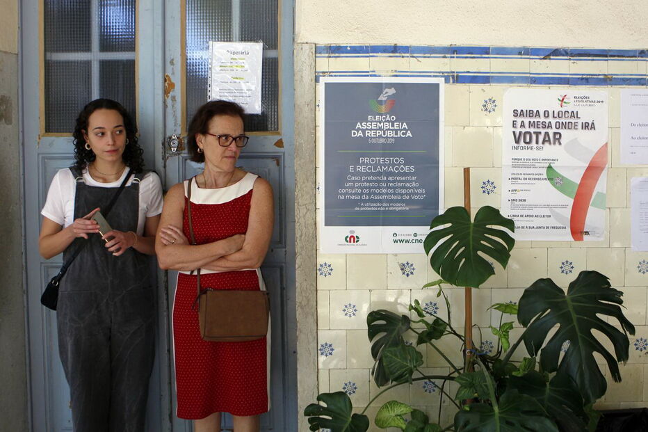 Eleitores exercem o direito ao voto nas Legislativas