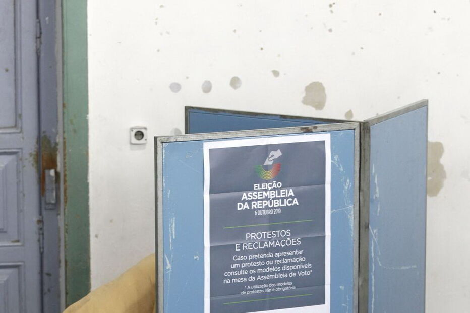 Eleitores exercem o direito ao voto nas Legislativas