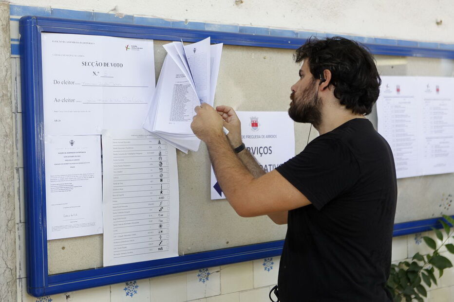 Eleitores exercem o direito ao voto nas Legislativas