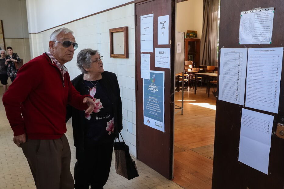 Eleitores exercem o direito ao voto nas Legislativas