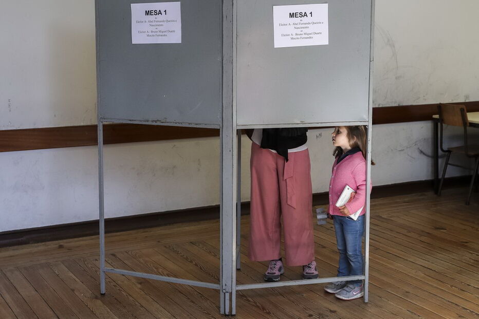 Eleitores exercem o direito ao voto nas Legislativas