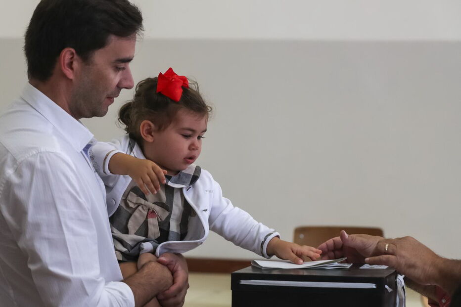 Eleitores exercem o direito ao voto nas Legislativas