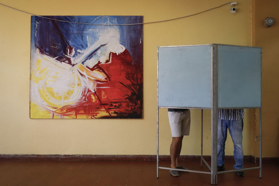 Eleitores exercem o direito ao voto nas Legislativas	